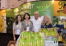 The team of Organics Unlimited proudly talks about their fairly traded bananas. From left to right Daniella Velazquez de León, Mayra Velazquez de León, Manuel Velazquez de León and Gloria Smith.